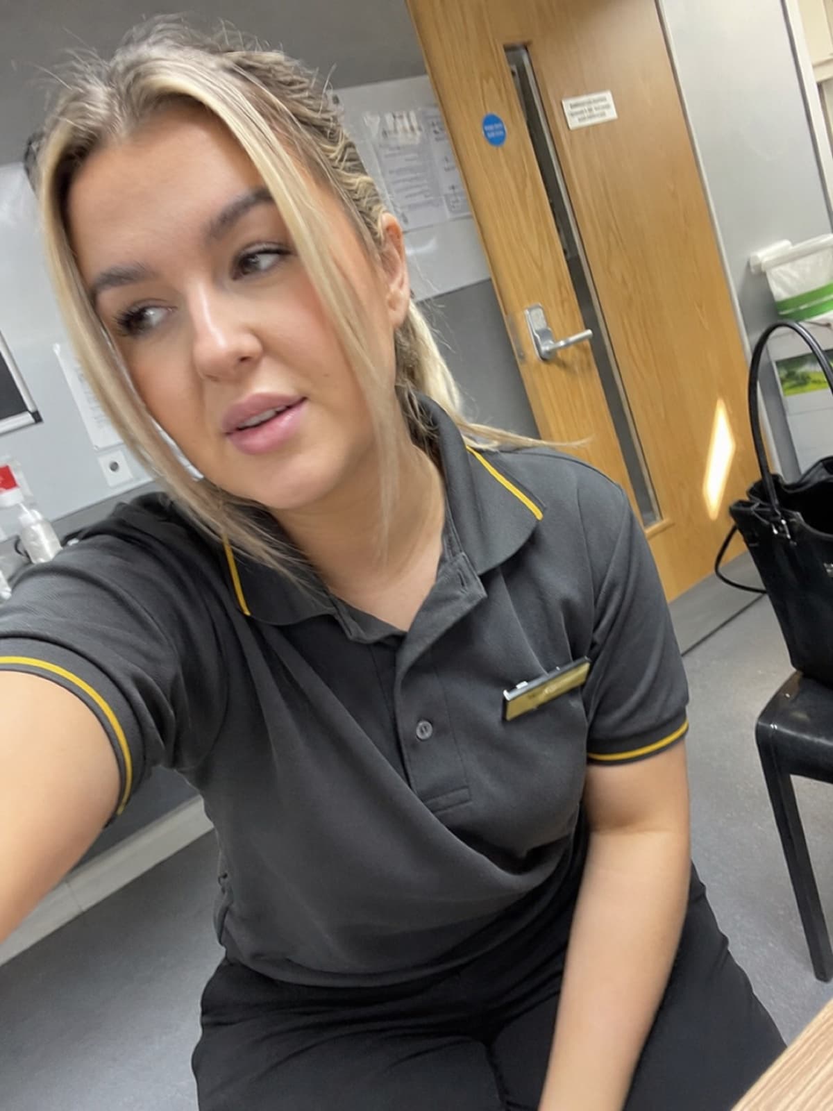 Nikol v uniformě McDonalds, 2024