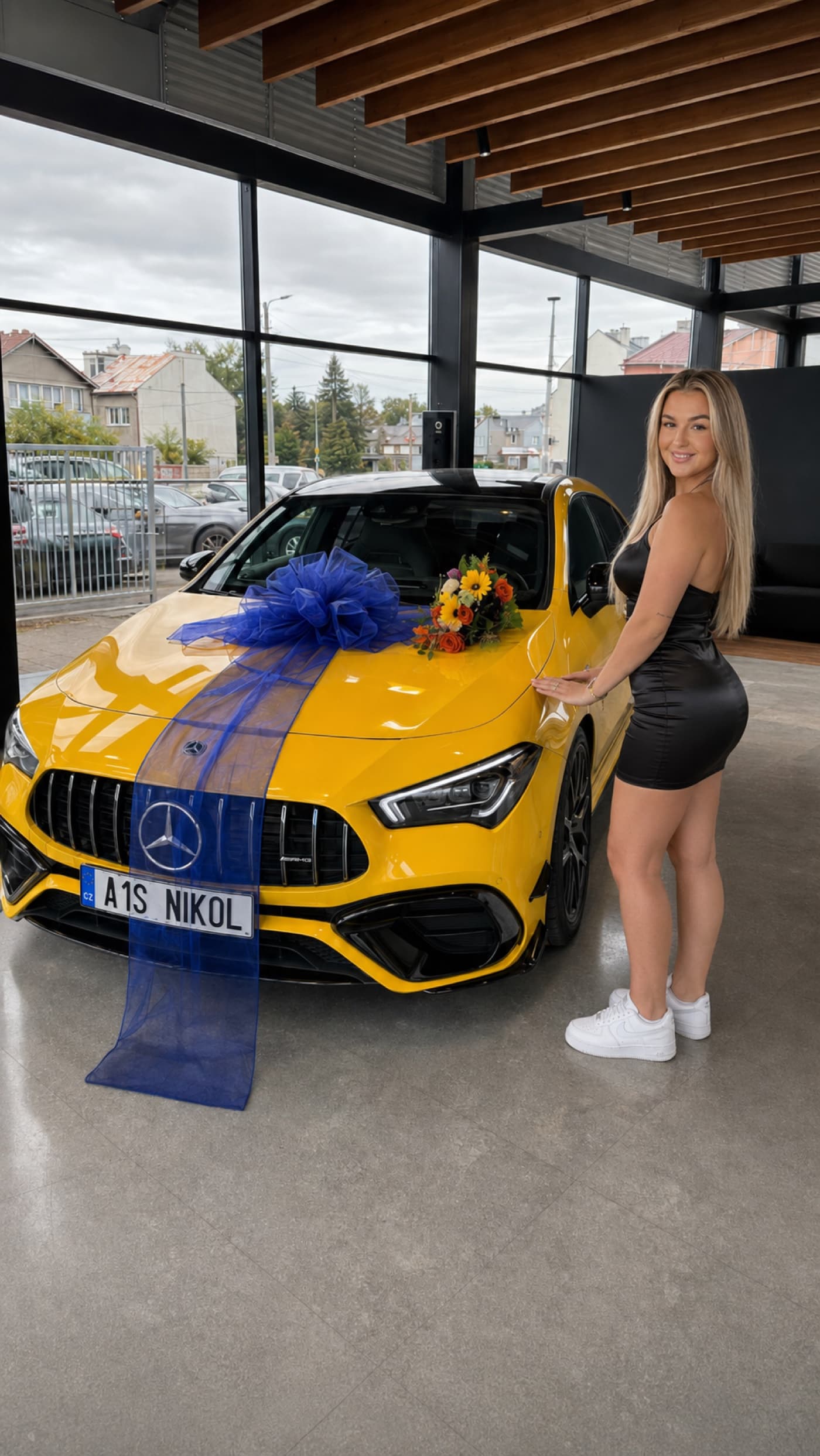 Nikol s žlutým Mercedes-AMG